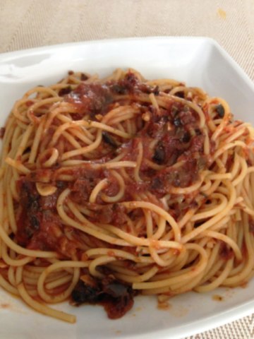 plato-de-espagueti-a-la-puttanesca